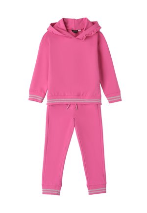 Rosa Kapuzenjacke und passende Sweatpants aus weichem Stoff. Kapuzen-Design mit grauen Streifenakzenten an den Bündchen und am Bund.