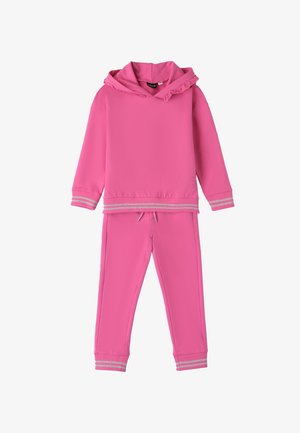 Roze hoodie en bijpassende sweatpants set gemaakt van zachte stof. Capuchon ontwerp met grijze gestreepte accenten op de mouwen en tailleband.