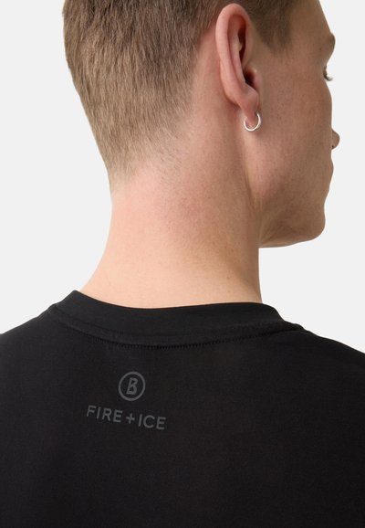Černé tričko s kulatým výstřihem, na zadní straně s jemným potiskem loga "FIRE+ICE", hladká textura a žádné viditelné vzory ani akcenty.