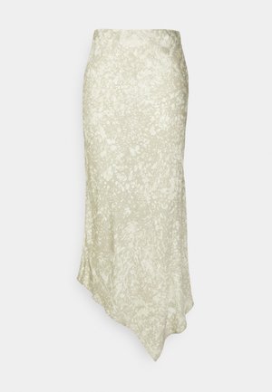 Asymmetrische beige rok met een subtiel spetterpatroon, gemaakt van een gladde stof, met een aansluitende taille en een vloeiende, gedrapeerde zoom.