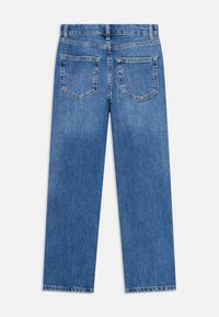 Blå raka denimjeans med bakfickor, bälteshällor och synlig sömnad, liggande platt på en vit bakgrund.