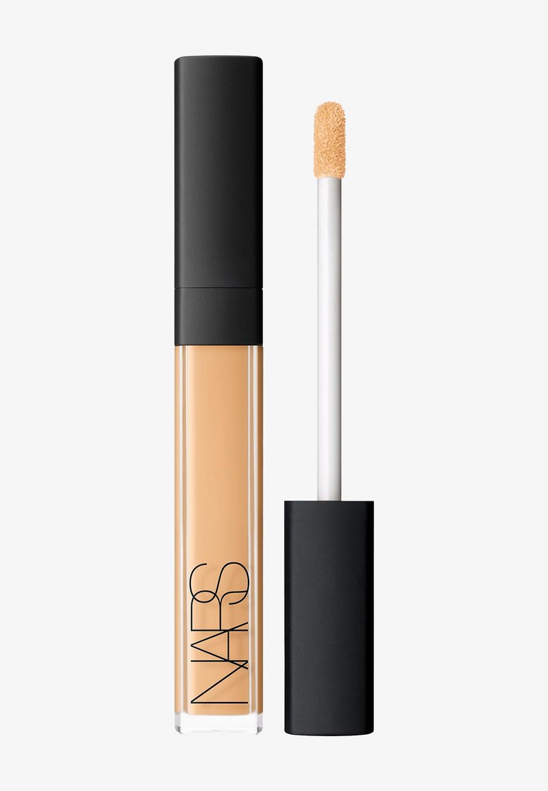 Flüssiger Concealer mit schwarzem Deckel und Applikator mit Schwämmchen, der einen hellbeigen Farbton zeigt.