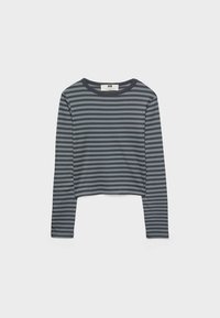 Chemise courte à manches longues avec fines rayures horizontales noires et grises, col rond et étiquette à l'intérieur du col, posée à plat sur un fond blanc.