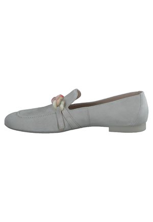 Mocasín de ante gris claro con tacón bajo y un detalle decorativo de eslabones multicolores en la parte superior.