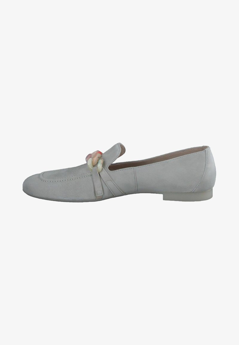 Mocassin en daim gris clair avec un petit talon et un détail décoratif de chaîne multicolore sur la partie supérieure.