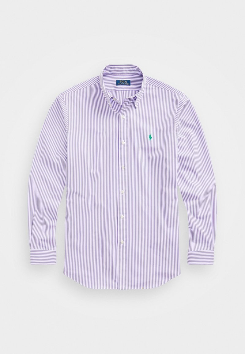 Lila och vit randig långärmad skjorta med knapp-ner krage, som har en liten grön broderad logotyp på vänster bröst.