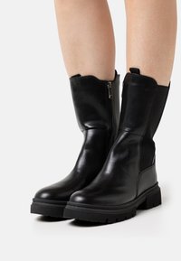 Marco Tozzi Plateaustøvler - black