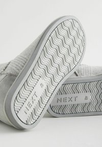 Next REGULAR FIT - CHECKED - Talvesaapad - grey