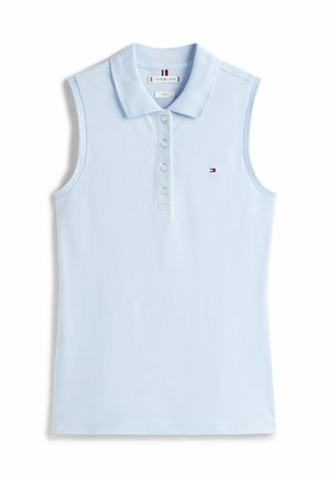 Lyseblåærmeløs polo-shirt med krave, fem knaplukninger og lille logo på venstre bryst. Glat tekstur.