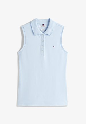 Helles blaues ärmelloses Poloshirt mit Kragen, fünf Knopfverschluss und kleinem Markenlogo auf der linken Brust. Glatte Textur.