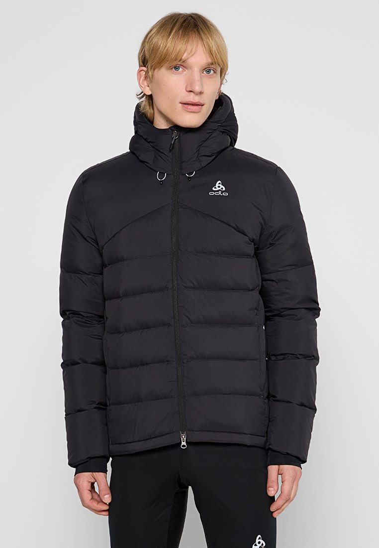 Schwarze wattierte Jacke mit Reißverschluss vorne, hohem Kragen und verstellbarem Kapuze. Mit gestepptem Design und Logo auf der Brust. Leichtes Material.