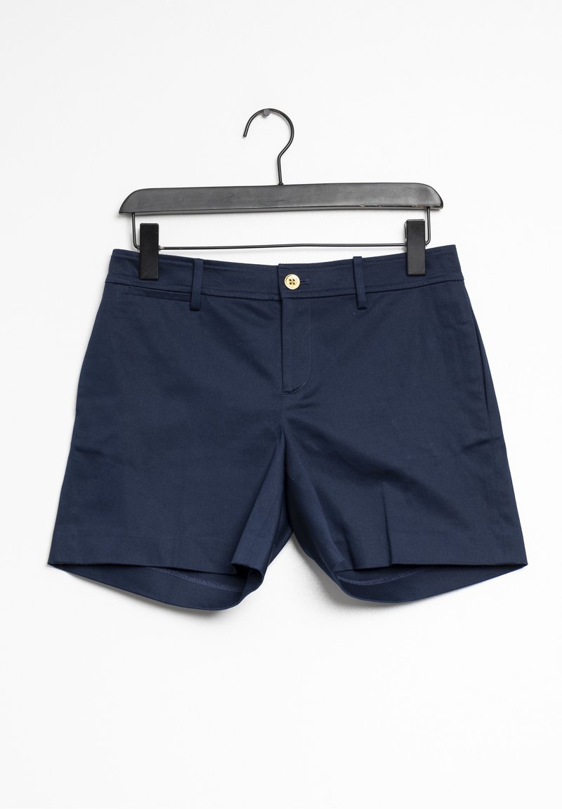 Mörk marinblå bomullsshorts med rak framsida, två sidofickor, en knappstängning och rak snitt. Hänger från en svart klämma.