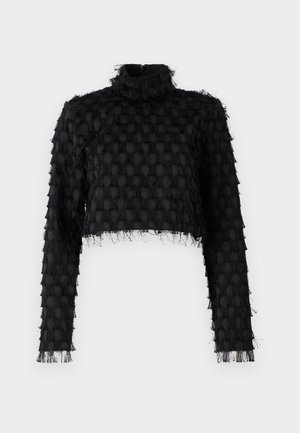 Top noir court avec un col montant, motif texturé et manches longues présentant des détails effilochés le long des bords.