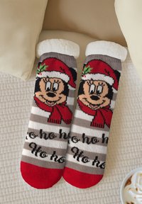 Calzini lavorati a maglia con un personaggio dei cartoni animati in un cappello da Babbo Natale rosso, righe grigie e bianche e una punta rossa; il testo dice "Ho ho ho." Bordo in morbido pile.