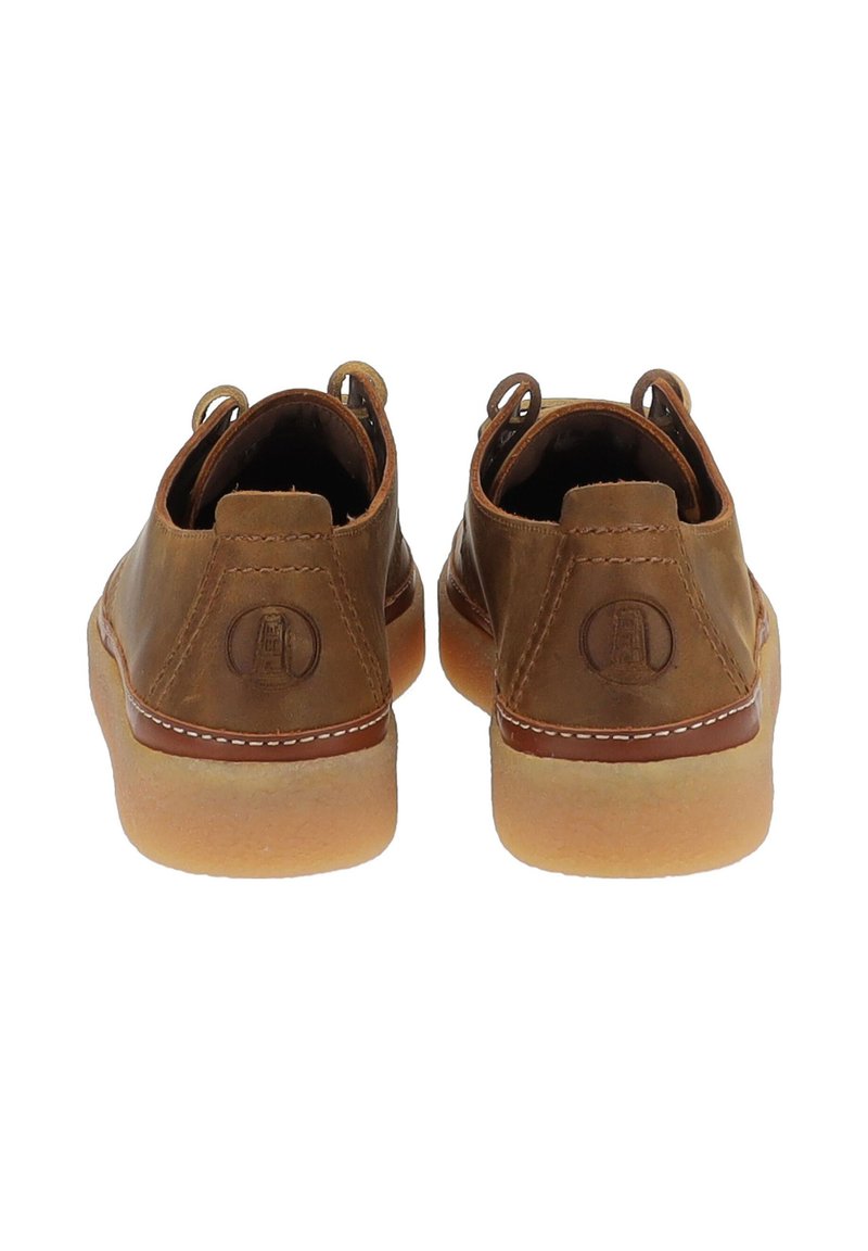 Braune Lederschuhe mit abgerundeten Hinterteilen, kontrastierenden braunen Akzenten und strukturierten Gummisohlen. Mit Zuglaschen für ein einfaches Anziehen.