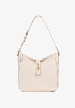 Sac à main en cuir beige texturé avec une forme arrondie, une seule sangle réglable et une fermeture à rabat à l'avant avec des accents en or.