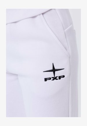 Pantalones de chándal blancos con bolsillos laterales que presentan un logo bordado en negro 'PXP' y un diseño de estrella en el muslo superior. Textura de tela suave.