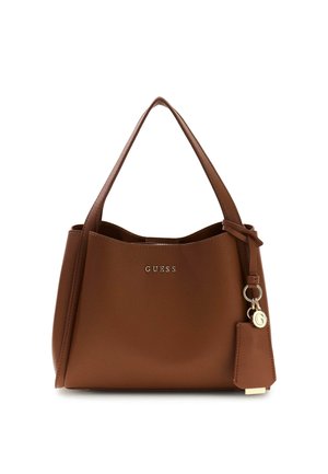 Braune Guess-Handtasche aus Leder mit zwei Griffen, goldenem Logo auf der Vorderseite und Schlüsselanhänger mit goldenen Anhängern auf der rechten Seite.