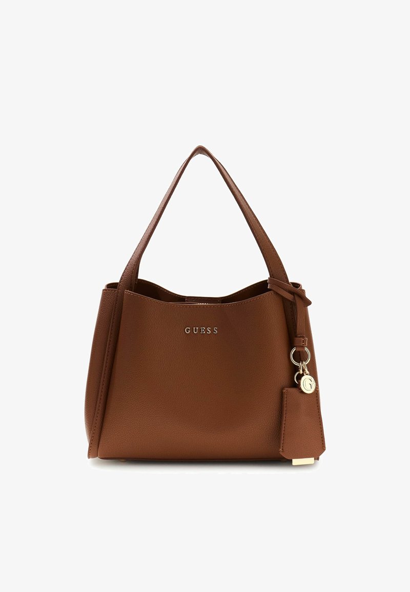 Braune Guess-Handtasche aus Leder mit zwei Griffen, goldenem Logo auf der Vorderseite und Schlüsselanhänger mit goldenen Anhängern auf der rechten Seite.