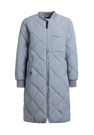 Svetlomodrý prešívaný dlhý prešívaný kabát s predným zipsom, rebrovanými manžetami a náprsným vreckom s malým čiernym textovým logom.