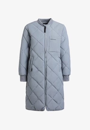 Lyseblå quiltet lang polstret jakke med forreste lynlås, ribstrikkede manchetter og brystlomme med lille sort tekstlogo.
