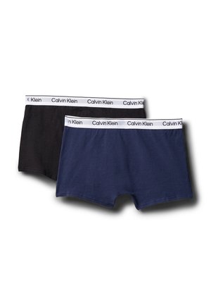 Dva páry boxeriek Calvin Klein, jeden čierny a jeden námornícky modrý, s bielymi pásikmi s logom.