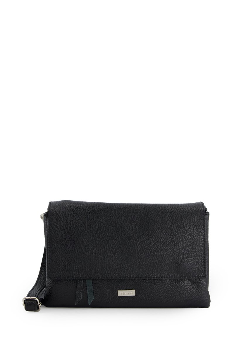 Sort tekstureret læder crossbody taske med justerbar rem og sølvfarvet logo-plakette på fortil.