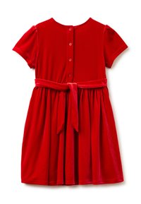 Czerwona sukienka z aksamitu z krótkimi rękawami, zapięciem na guziki z tyłu oraz pasem w talii. Rozkloszowana spódnica z marszczeniem.
