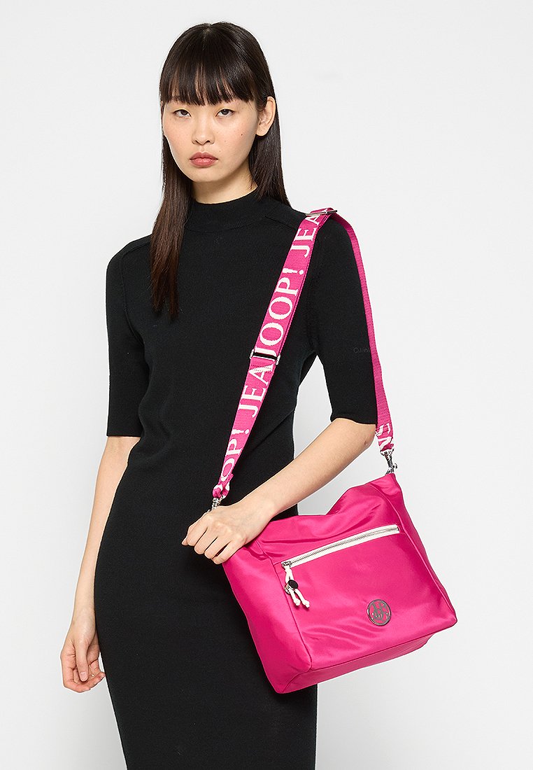 Rosa Nylon-Schultertasche mit verstellbarem Schultergurt und Logo. Vorderes Reißverschlussfach mit doppeltem Reißverschluss, glatte Textur, rechteckige Form.