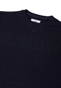 Marineblauwe sweatshirt met een gestructureerd zwart logo "GABBIANO" over de borst, met een ronde hals en ribbelmanchetten. Glad stofgevoel.