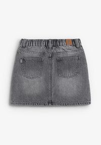 Falda de mezclilla gris con cinturilla elástica, que cuenta con dos bolsillos en la parte trasera y una etiqueta de la marca en la parte posterior. Textura suave y diseño casual.