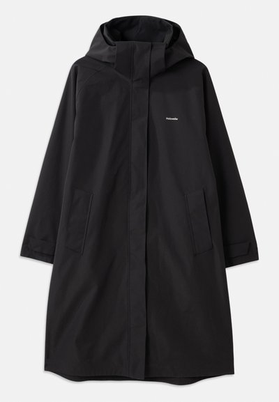 Îmbrăcăminte de exterior impermeabilă, de culoare neagră, cu glugă, mâneci lungi, buzunare laterale și fermoar frontal. Prezintă un design minimalist cu logo-ul brandului pe piept.