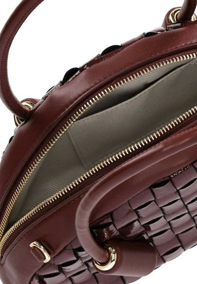 Borsa a tracolla in pelle borgogna con una texture intrecciata, hardware dorato e chiusura con zip. L'interno presenta un rivestimento liscio di colore chiaro e tasche.