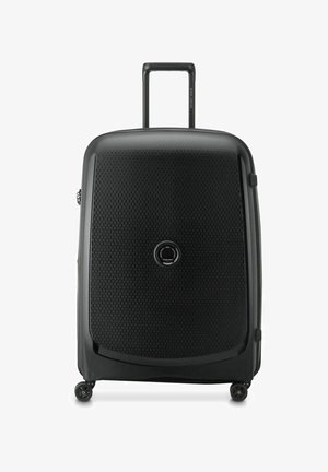Valigia rigida nera con texture perforata, manico retrattile e quattro ruote. Caratterizzata da un logo circolare al centro.