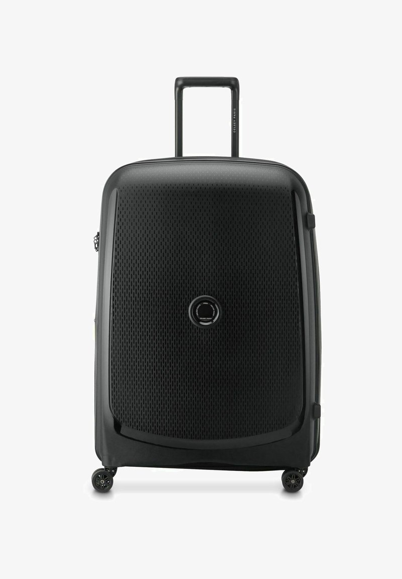 Maleta rígida negra con textura perforada, asa retráctil y cuatro ruedas. Presenta un logo circular en el centro.