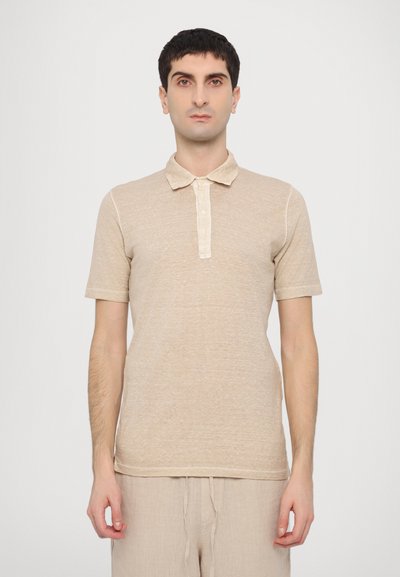 Polo bej cu mânecă scurtă, realizat dintr-un material texturat, cu guler moale și trei butoane, având o croială slim și un model subtil melanj.