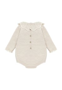 Mameluco de punto beige con mangas largas, escote scallop y cierre de botones. Presenta un patrón texturizado y puños acanalados.