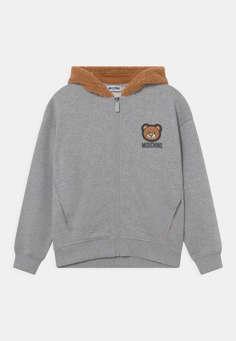 Graue Zip-Hoodie mit braunem Kunstfellfutter in der Kapuze. Mit einem braunen Bärenmotiv und dem "MOSCHINO"-Logo auf der linken Brust. Rippbündchen an den Ärmeln und am Saum.