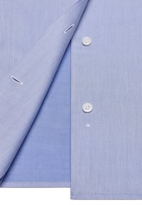 Helleblaue gestreifte Hemd mit glatter Textur, ausgestattet mit weißen Knöpfen und Knopflöchern, gefaltet am Kragen und an den Manschetten.