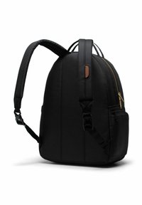 Sac à dos noir avec des bretelles rembourrées, poche latérale et tirette marron, présenté de dos sur fond blanc.