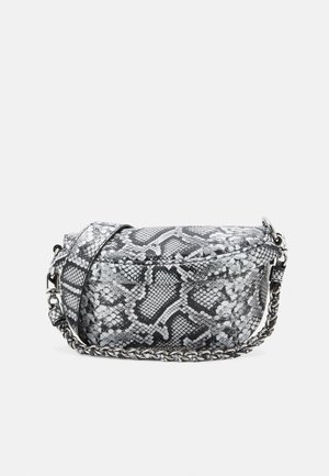 Bolso bandolera de imitación de piel de serpiente en blanco y negro con una correa de cadena, que presenta una forma estructurada y una superficie texturizada. Detalle de cierre con cremallera.