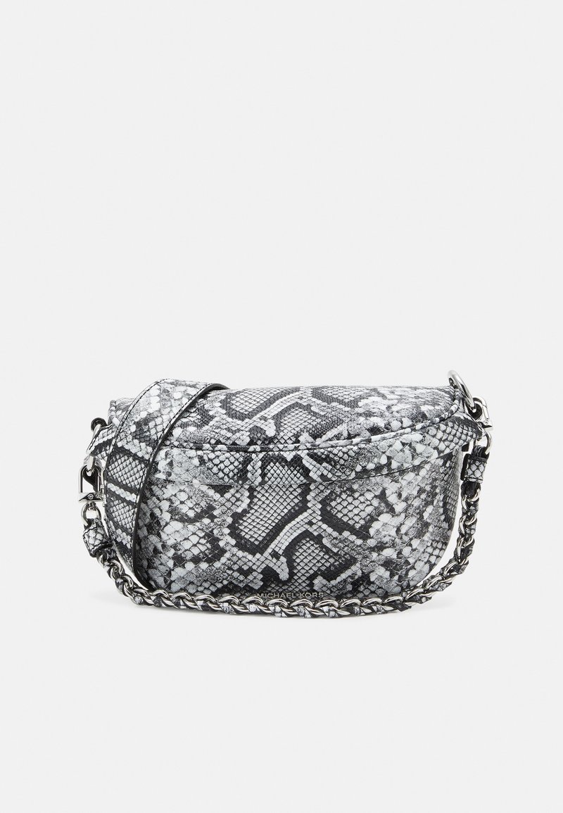 Bolso bandolera de imitación de piel de serpiente en blanco y negro con una correa de cadena, que presenta una forma estructurada y una superficie texturizada. Detalle de cierre con cremallera.