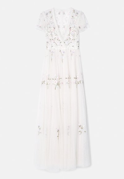 Balta maksi kleita ar dziļu V veida kakla izgriezumu, īsām caurspīdīgām piedurknēm, ziedu izšuvumiem pasteļtoņos un punktveida tekstūru visā kleitā.