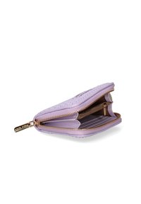Portafoglio viola con zip, superficie texturizzata, hardware dorato e doppie compartimenti. L'interno include slot per carte e una tasca con zip.