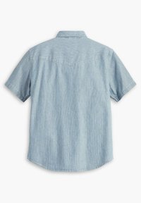 Jasnoniebieska koszula z krótkim rękawem z pionowymi białymi paskami, kołnierzyk na guziki i zaokrąglony dół. Materiał wydaje się miękki i teksturowany.