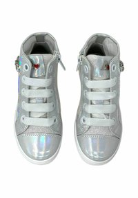 Sneakers alti bianchi in materiale lucido e iridescente, con accenti argento e lacci elastici bianchi. Presentano un piccolo dettaglio a forma di cuore rosso.