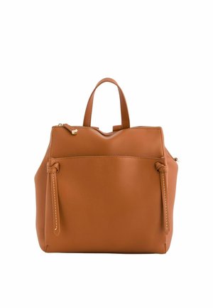 Brązowa skórzana torebka z uchwytami u góry, przednimi kieszeniami na suwak i usztywnionym prostokątnym kształtem na białym tle.