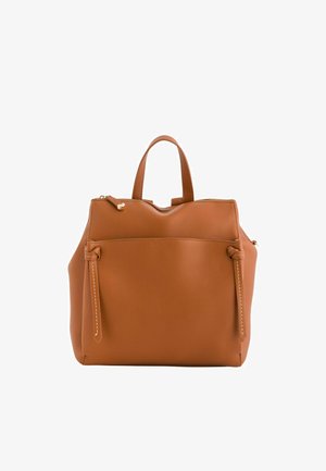 Bolso de mano de cuero marrón con asas superiores, bolsillos delanteros con cremallera y una forma rectangular estructurada sobre un fondo blanco.