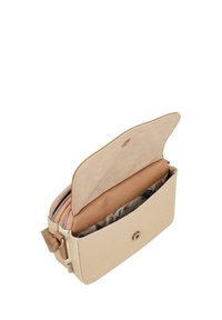 Beige strukturierte Tasche mit einem Reißverschluss, einem inneren braunen Lederorganizer und einer gemusterten Stoffauskleidung. Verfügt über einen vorderen Druckknopfverschluss.