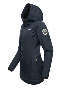 Chaqueta impermeable azul marino con capucha, cremallera frontal, bolsillos laterales y puños con acento negro. Cuenta con un parche de logo en la manga.